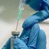 Imagen de la manipulación de una vacuna.