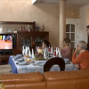 Una familia celebra una comida navideña