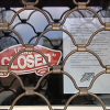 El comercio y la hostelería de una veintena de localidades extremeñas lleva cerrado desde el 7 de enero. Comercio de Cáceres con la persiana echada al tener que cerrar el negocio por el coronavirus.