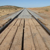 El tramo objeto de la mejora presenta todavía traviesas y material de madera en la vía. Vía del tren entre Llerena y Fuente del Arco, en la provincia de Badajoz.