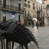 Sillas de la terraza de uno de los bares cerrados en Cáceres