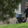 Padres pasean a su hija nacida en medio de la tercera ola de la pandemia