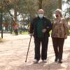 José Jiménez y su mujer Isabel Contreras pasean en un parque de Badajoz.