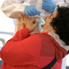 Mujer participando en un cribado masivo de antígenos en Mérida