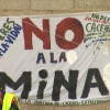 Pancarta en contra del proyecto de la mina durante una protesta en Cáceres