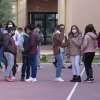 Alumnos en el patio de un centro educativo. 