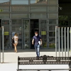 Opositores saliendo de una biblioteca