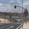 Glorieta en la Ronda Sureste de Cáceres con el centro histórico al fondo.