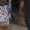 Padre e hija anónimos paseando por la calle