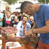 Un hombre cortando jamón en la Fiesta del Jamón de Monesterio