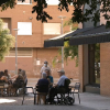 Clientes sentados en la terraza de un bar