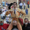 El diestro Miguel Ángel Perera sale por la puerta grande tras cortar dos orejas a su segundo toro en el primer festejo taurino de la Feria y Fiestas San Julián 2021, hoy sábado en Cuenca.