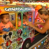 Niños montados en una atracción de la Feria de Mérida