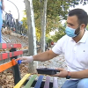 El alcalde de Cáceres Luis Salaya pintando un banco vandalizado con las siglas de VOX