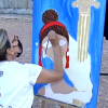 Mujer pintando junto al templo de Diana en Mérida