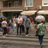 Ciudadanos con mascarilla cruzan un paso de peatones en Badajoz.