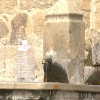 Botella de agua junto a una fuente