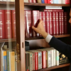 Notario de Jarandilla de la Vera consultado un manual de derecho de su biblioteca particular