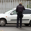 Un policía nacional para a un conductor durante el primer Estado de Alarma 