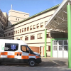 Ambulancia aparcada en la puerta de un hospital