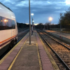 Tren parado en la estación de Almadén esperando que se arregle el tren en sentido contrario