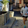 Roberto Leal haciendo deporte por las calles de Hervás