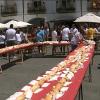 Elaboración de un bocadillo de jamón gigante de 180 metros en Montánchez