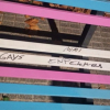 Detalle de los insultos homófobos que han aparecido en uno de los bancos del Paseo de la Diversidad de Cáceres.
