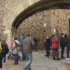 Decenas de turistas en el entorno del arco de la Estrella de Cáceres
