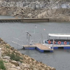 El barco turístico de Serradilla, varado por la situación del embalse