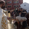 El párroco de Valverde del Fresno bendice con agua al perro de un vecino del municipio.