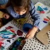 Niños colorean dibujos en su casa