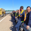 Agricultores permitiendo el paso momentáneo de vehículos en la autovía