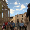 Momento del 'Paseo Literario' a los pies del Templo de Diana