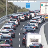 Coches parados por el atasco en la A5 a la altura de Navalmoral de la Mata