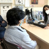 La médica Carmen Gómez atiende a pacientes en su consulta de Mérida