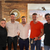 Antonio Banderas junto al equipo de sala del Restaurante 'Corral del Rey' de Trujillo