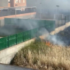 Una dotación de bomberos sofocando el incendio de pastos