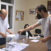 Agricultor votando en su colegio electoral