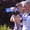 Una persona bebe agua de una botella en una jornada calurosa en Mérida