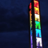 Así está iluminada desde hace días la torre de la iglesia de Vivares, en la provincia de Badajoz