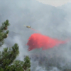 Helicóptero sofocando el fuego en el incendio forestal de Santa Cruz del Valle