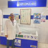 Paulino Parra, de la tienda Don Congelado de Badajoz ante un mostrador.
