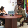 La alcaldesa de Gévora atendiendo a uno de los afectados por las inundaciones 