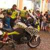 Escolares viendo las motos de la Agrupación de Tráfico de la Guardia Civil