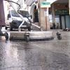 Máquina limpiadora de pavimentos de granito.