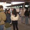 Pasajeros esperando el autobús en la estación de Mérida