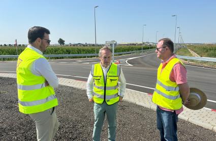 El consejero visita las obras de la carretera del aeropuerto