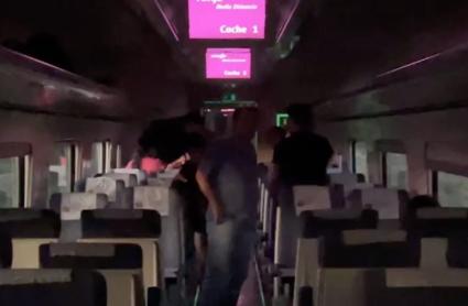 Imagen del interior del tren averiado y sin electricidad por una avería