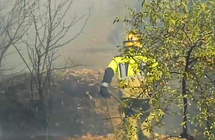 Desactivado el nivel 1 de peligrosidad en el incendio de Alange, pero de mantiene en Ribera del Fresno y Puebla del Maestre